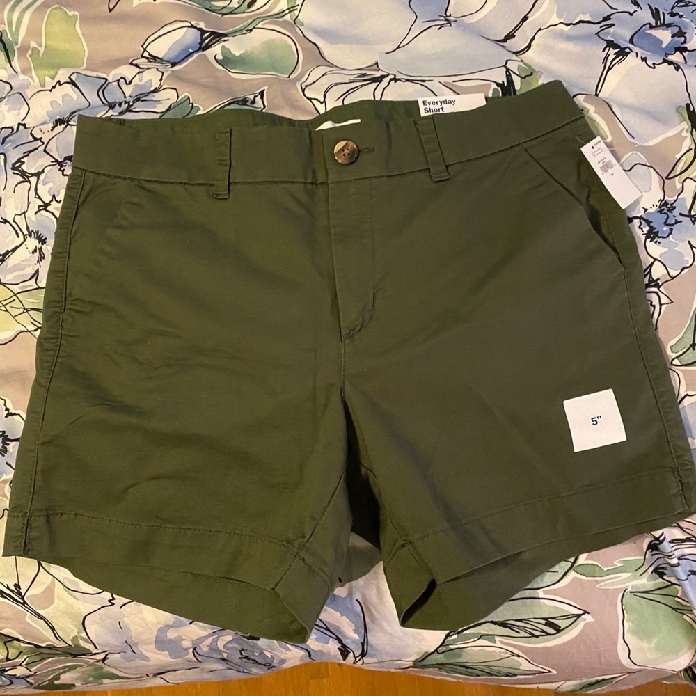 Green mid-rise twill everyday shorts